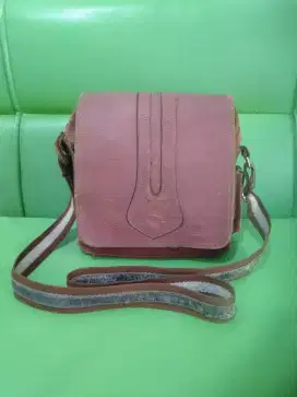 Tas selempang kulit asli