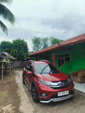 Dijual mobil brv matic pristage warna merah