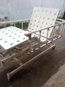 Tempat tidur pasien/ ranjang pasien