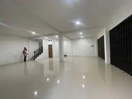 Di sewakan Ruko 2 lantai hook siap pakai di Jaktim lokasi Strategis