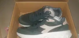 Sepatu Diadora warna Hijau