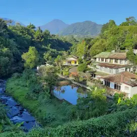 DIJUAL, VILLA DI PUNCAK DENGAN ALIRAN SUNGAI