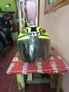 Jual cepat helm merk KYT galaxy slide warna hijau hitam ukuran L SNI