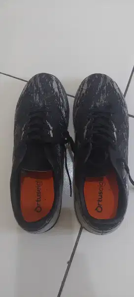 Ortus sepatu futsal uk 40