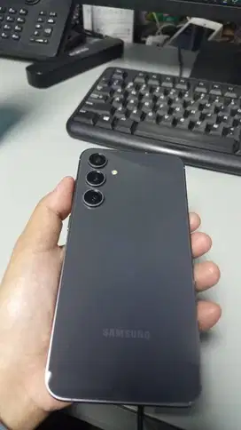 Samsung S23 FE 8/256 Graphite Garansi on Agustus 2025