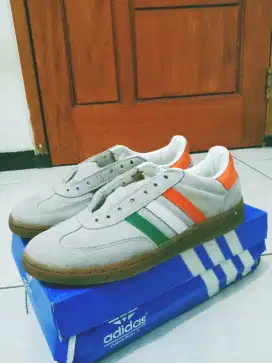 Paket helm dan sepatu ori