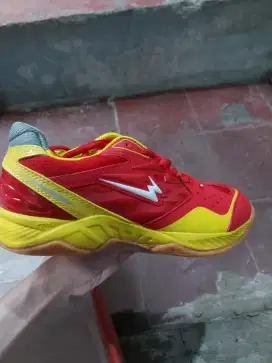 Jual sepatu badminton