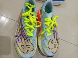 Sepatu joging NB