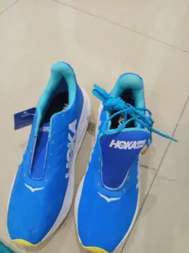 Sepatu joging hoka