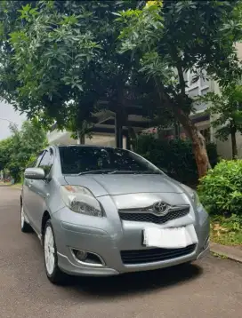 Dijual : Toyota Yaris E ( AT) Tahun 2011, warna Grey Metalik