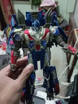 Robot Transformers Optimus prime bisa berubah