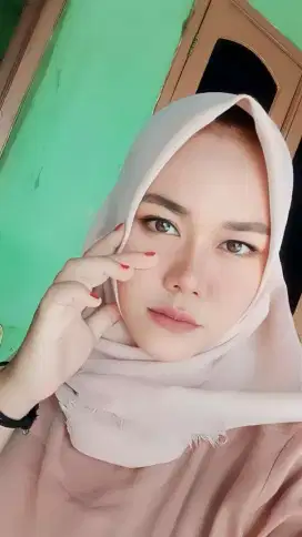 Cari host live atau operator produksi
