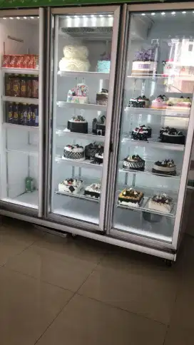 Showcase 3 pintu merk gea