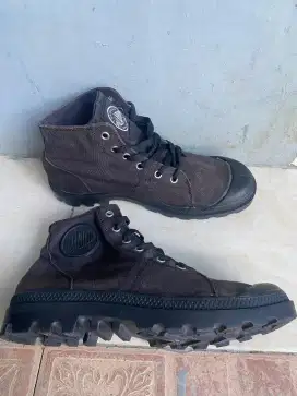 Sepatu merk Paladium