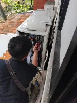 Jasa servis AC kulkas frezer showcase mesin cuci dan bongkar pasang AC