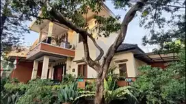 Rumah ASRI NYAMAN SUASANA TENANG LT 215m2 komplek Jakasampurna