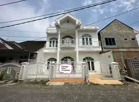 RUMAH CANTIK DALAM KOMPLEK MENTENG