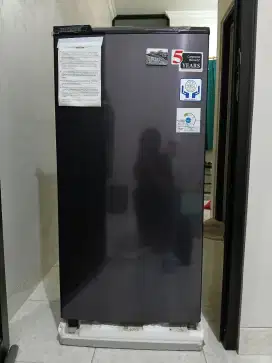 kulkas toshiba kondisi masih mulus banget garansi