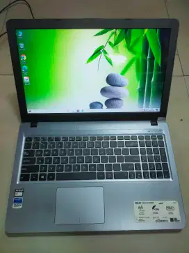 Dijual laptop Asus Warna silver Layar 15'6inch Windows 10 siap pakai