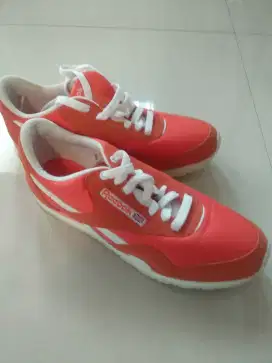 Sepatu lari Wanita