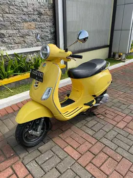 Vespa LX warna kuning