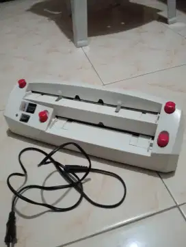 Mesin pemotong kartu nama