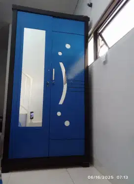 lemari biru kaca minimalis 2 pintu  murah kondisi 95persen