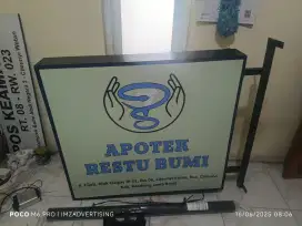 Papan nama akrilik