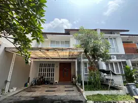 RUMAH 2 LANTAI SIAP HUNI DESAIN MODERN 2KM DARI JCM