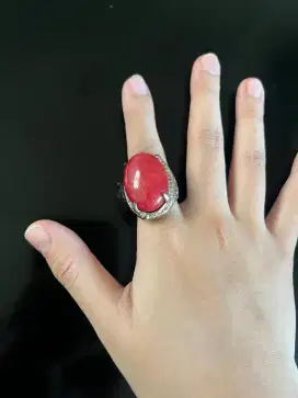 Cincin batu giok merah