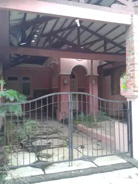 Di jual tanah berikut rumah tua
