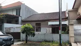 Rumah kayu putih jalan lebar dan bebas banjir