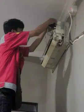 Jasa servis AC kulkas frezer showcase mesin cuci dan bongkar pasang AC
