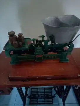 Di jual mesin jahit dan timbangan angsa