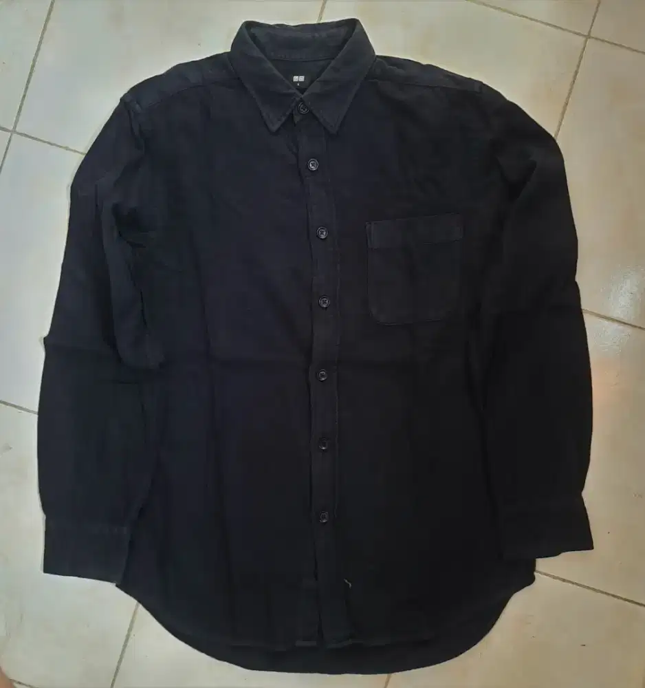 Kemeja Uniqlo Hitam