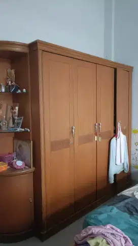Lemari baju 4 pintu