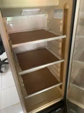 Jual aja showcase merk gea kondisi masih layak pakai, lokasi jaksel