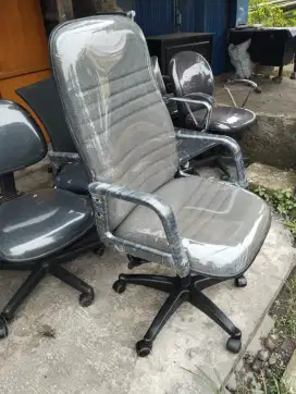 kursi direktur kantor