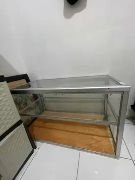 Etalase kaca bekas