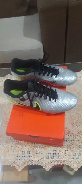 Jual sepatu bola Nike Legenda 10 Academy fg/mg size 43