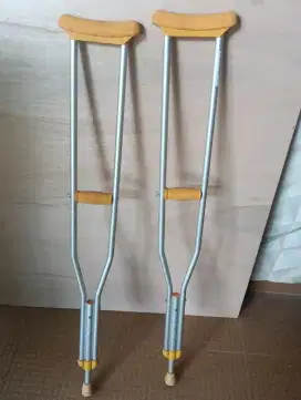 TONGKAT KETIAK, ALAT BANTU PATAH KAKI