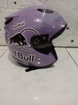 Helm RedBull, Masih baru