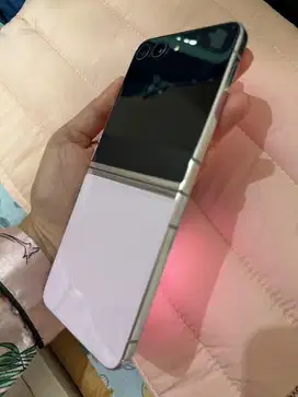 Samsung Galaxy Z Flip 5 + Free Samsung Buds FE