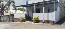 RUMAh HALAMAN BESAR DITELING MANADO