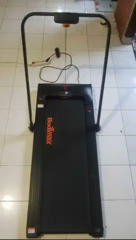 Treadmill alat olahraga