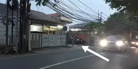 Dijual Cepat Rumah di pinggir jalan raya khafi 1 ,Jagakarsa Jaksel