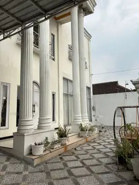 Rumah mewah American style di pinggir jalan raya