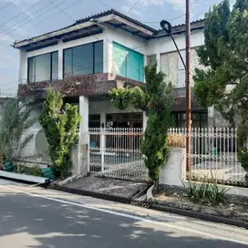 Rumah klasik 2 Lt Luas lokasi strategis di Jebres Solo
