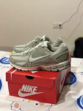 NIKE ZOOM VOMERO 5 sz.43