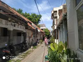 DIJUAL Rumah hitung tanah Di jl kroman.gresik kota.